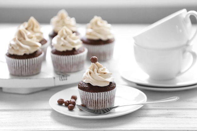 Deliciosos cupcakes en la mesa de madera