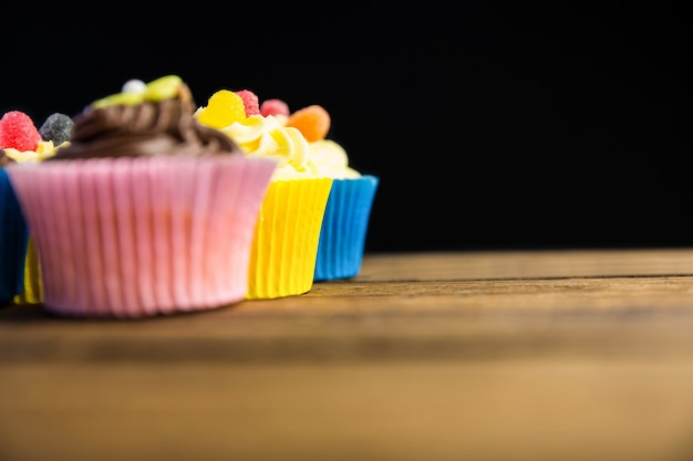 Deliciosos cupcakes en una mesa