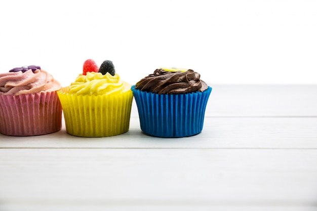 Deliciosos cupcakes en una mesa