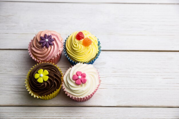 Deliciosos cupcakes en una mesa