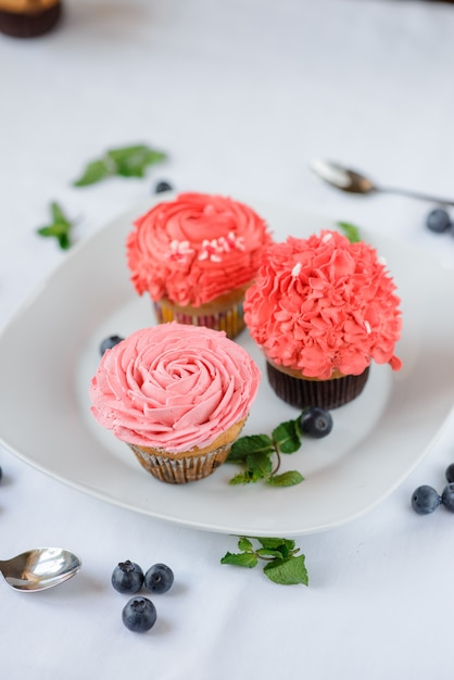 Deliciosos cupcakes multicolores en una caja blanca