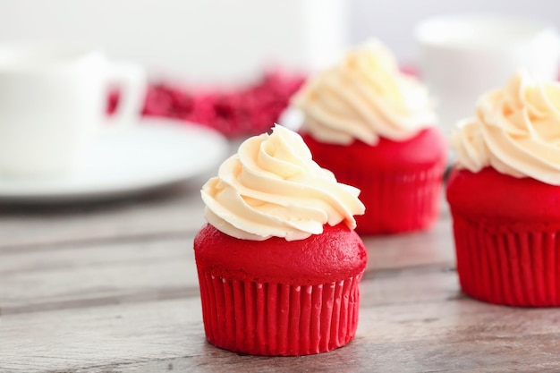 Deliciosos cupcakes de terciopelo rojo en la mesa