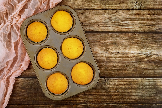 Deliciosos cupcakes de vainilla en pluma de horno.