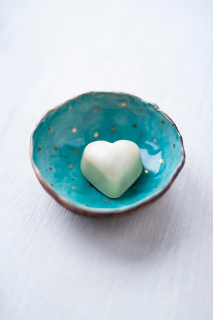 Deliciosos doces de chocolate artesanais em uma pilha azul sobre fundo branco