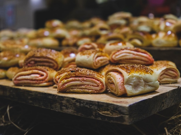 Foto deliciosos doces em um buffet de hotel