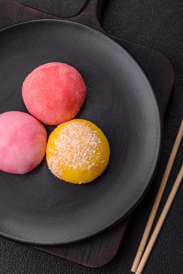 Foto deliciosos doces mochi asiáticos coloridos com casca de massa de arroz e recheio de frutas