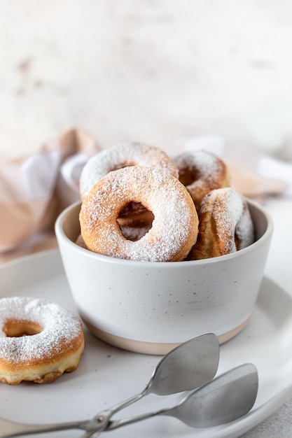 Deliciosos donuts caseros con azúcar sobre un fondo de piedra blanca Enfoque selectivo