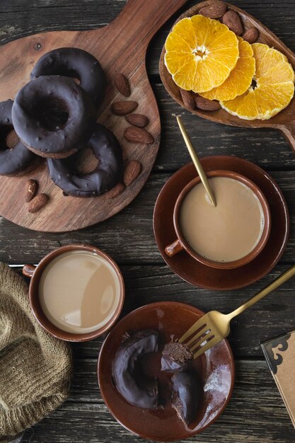 Deliciosos donuts caseros de chocolate negro sin gluten. Dulce desayuno con donuts caseros, café w