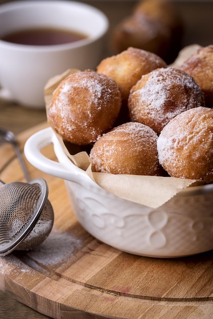 Deliciosos Donuts Caseros De Queso Cottage En Azúcar En Polvo Donuts De Fondo De Madera Vertical De Cerca