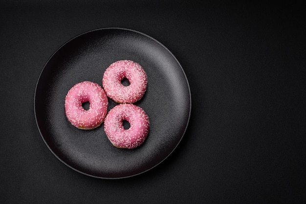 Deliciosos donuts dulces frescos en glaseado rosa con relleno de fresa