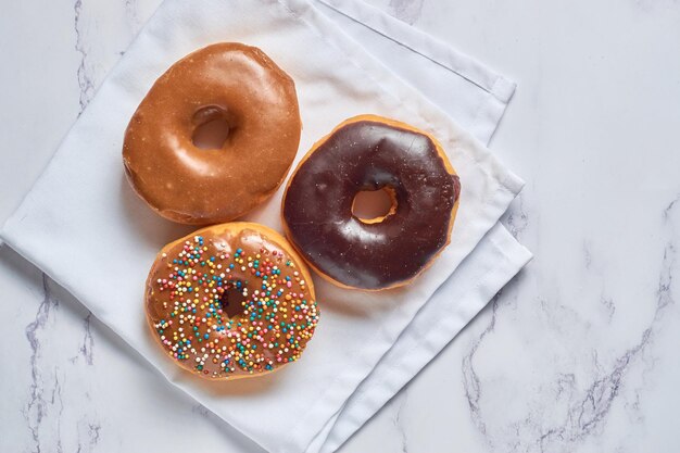 Deliciosos donuts en una elegante mesa de mármol