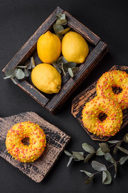 Deliciosos donuts frescos em cobertura amarela com recheio sabor limão