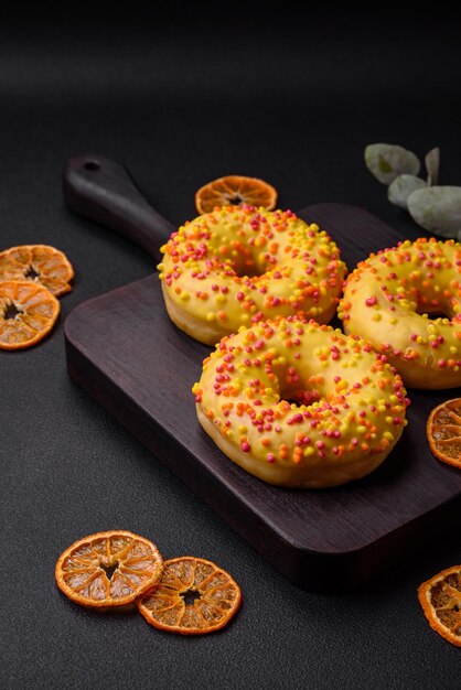 Deliciosos donuts frescos em cobertura amarela com recheio sabor limão