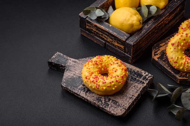 Deliciosos donuts frescos en glaseado amarillo con relleno de sabor a limón