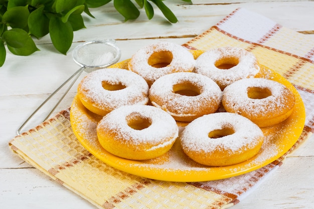 Deliciosos donuts na placa amarela