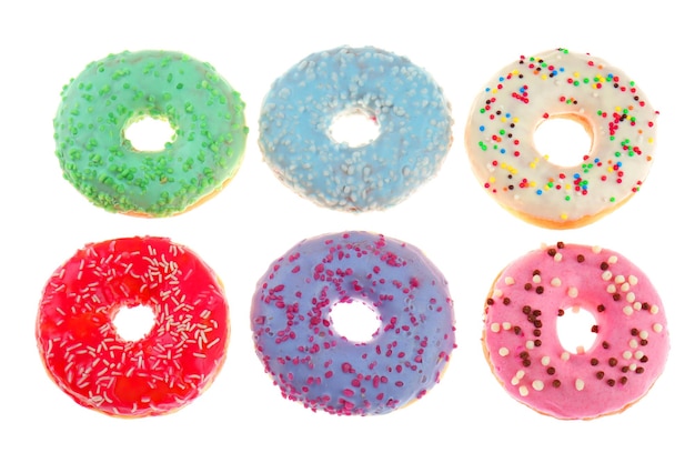 Deliciosos donuts sobre fondo blanco.