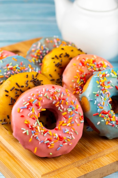 Deliciosos donuts variados e coloridos na mesa