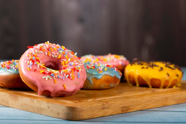 Deliciosos donuts variados e coloridos na mesa
