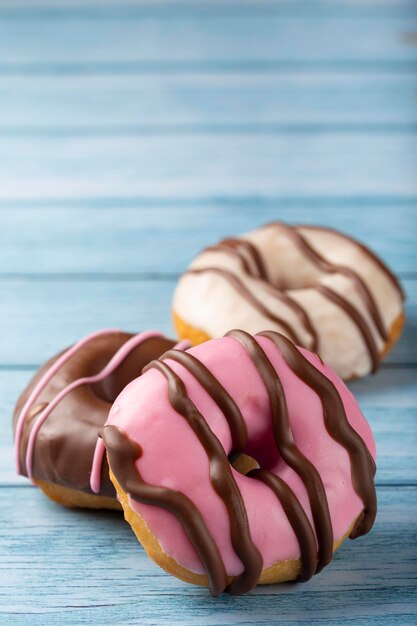 Deliciosos donuts variados e coloridos na mesa