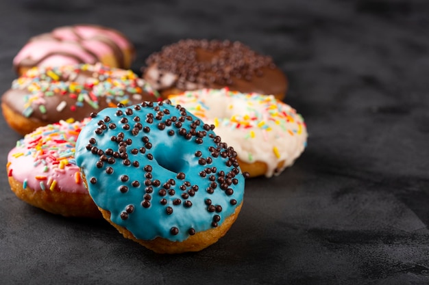 Deliciosos donuts variados e coloridos na mesa