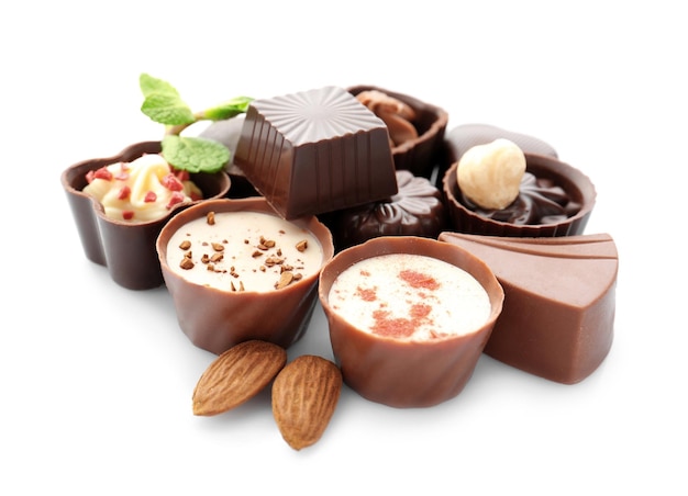 Deliciosos dulces de chocolate aislados en blanco