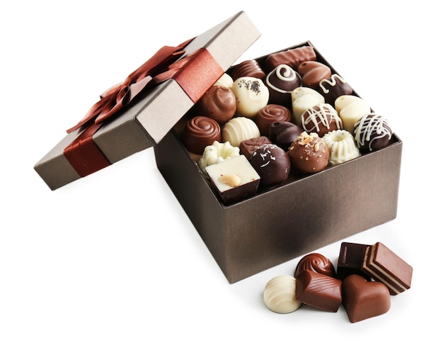 Foto deliciosos dulces de chocolate en caja de regalo aislado en blanco