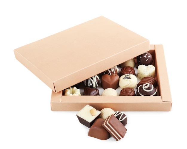 Foto deliciosos dulces de chocolate en caja de regalo aislado en blanco