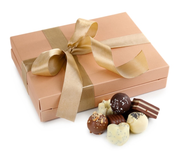 Deliciosos dulces de chocolate en caja de regalo aislado en blanco