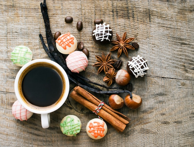 Deliciosos dulces y especias con una taza de café.