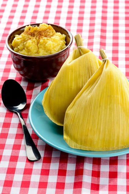 Deliciosos dulces para la Fiesta Junina Brasileña. Concéntrese en pamonha.