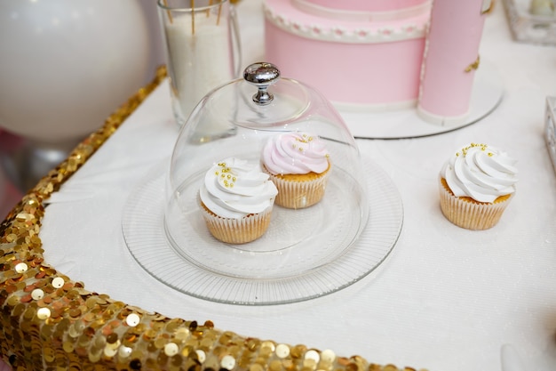 Deliciosos dulces y galletas para niños en su cumpleaños.