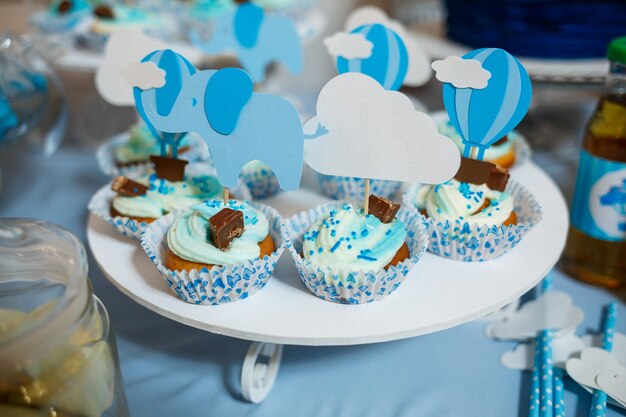 Deliciosos dulces y galletas para niños en su cumpleaños.