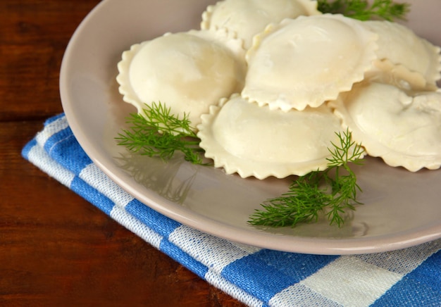 Deliciosos dumplings en plato sobre mesa de madera