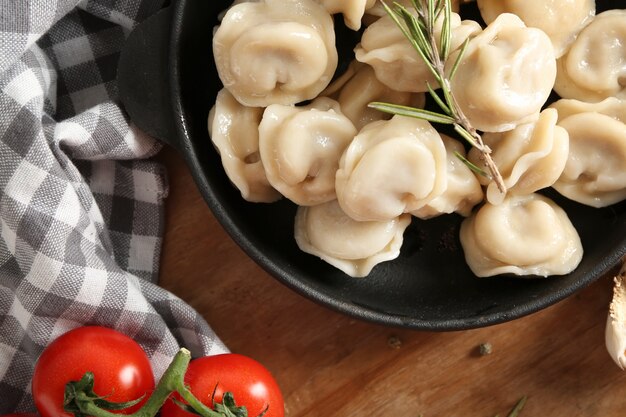 Deliciosos dumplings en sartén sobre mesa