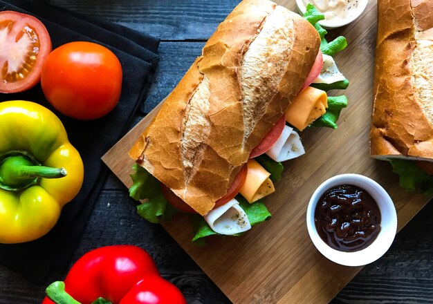 Deliciosos e saborosos sanduíches com peru, presunto, queijo, tomate