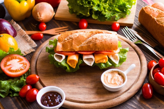 Deliciosos e saborosos sanduíches com peru, presunto, queijo, tomate