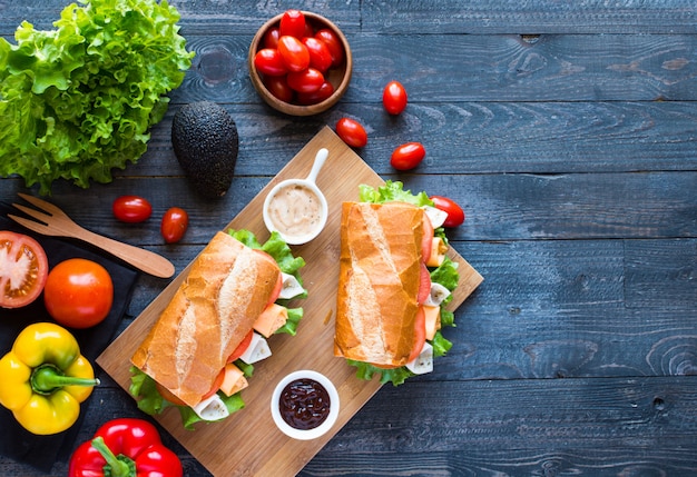 Deliciosos e saborosos sanduíches com peru, presunto, queijo, tomate