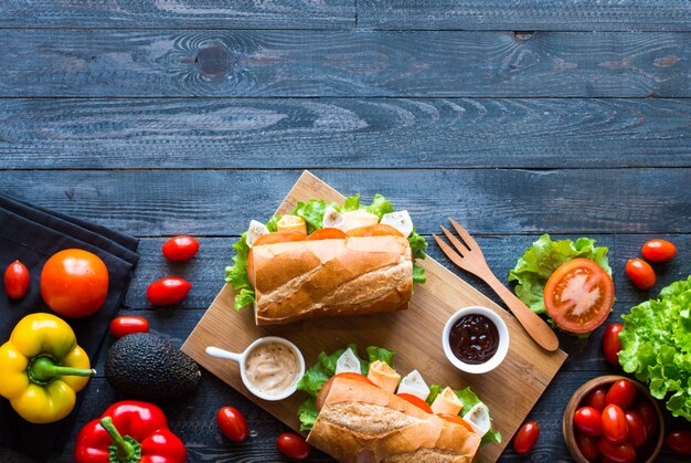 Deliciosos e saborosos sanduíches com peru, presunto, queijo, tomate