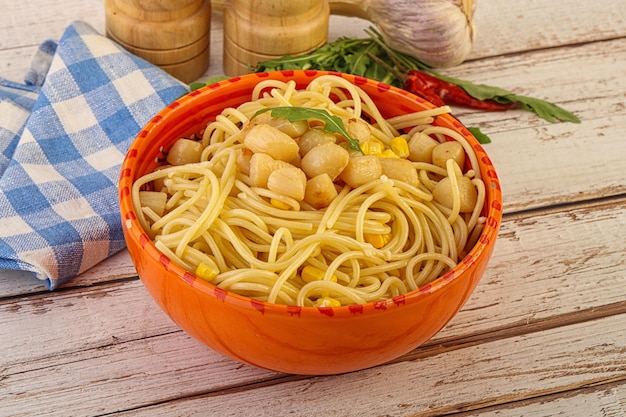 Foto deliciosos espaguetes de pasta com frutos do mar assados