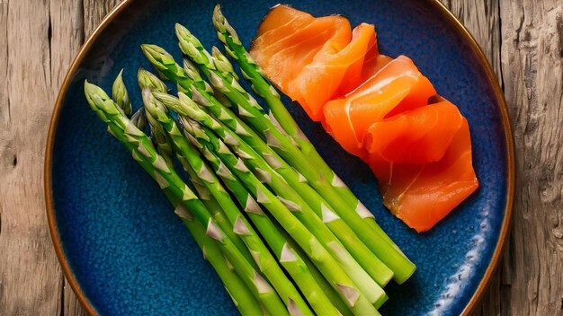 Foto deliciosos espárragos verdes de temporada y salmón ahumado en rodajas en un plato rústico