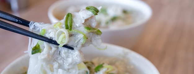 Deliciosos fideos de arroz con bolas de pescado en sopa espesa comida común en Tainan Taiwán Asia Asia cocina taiwanesa delicadeza callejera cerca del estilo de vida