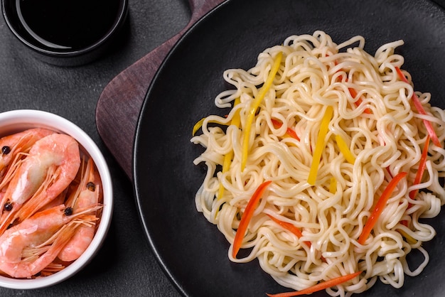 Deliciosos fideos de arroz frescos con gambas, especias y hierbas.