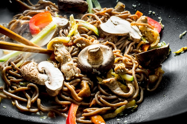 Wok de verduras y fideos chinos - Gurmé