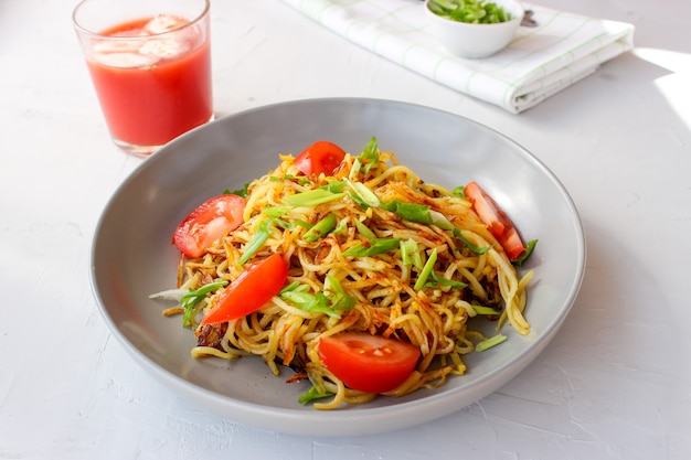 Deliciosos fideos en un plato con verduras