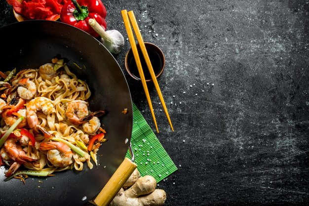 Deliciosos fideos udon chinos con salsa de gambas y verduras