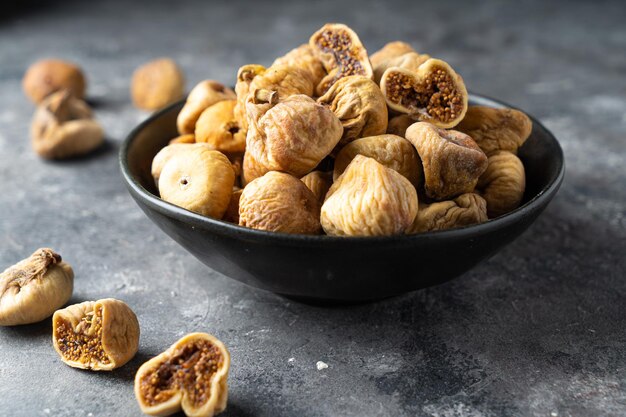 Deliciosos figos secos em uma tigela de comida saudável