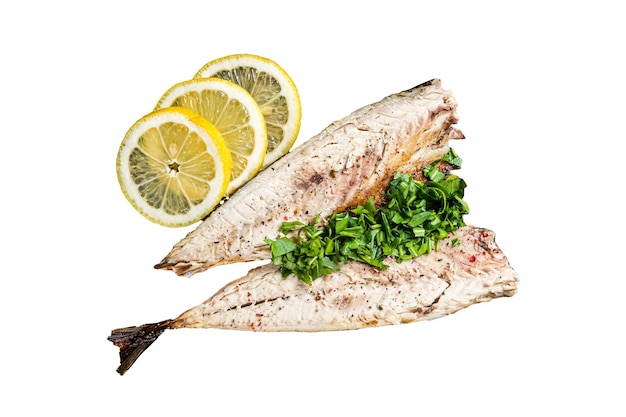 Foto deliciosos filetes de cavala assados com verduras alho e limão em tábua de madeira com fundo branco isolado