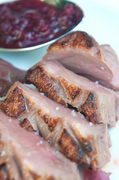 Deliciosos filetes de pato a la plancha con su guarnición