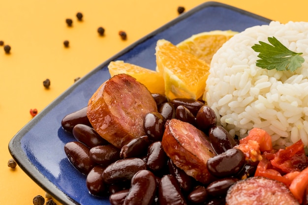 Deliciosos frijoles de alto ángulo con salchichas