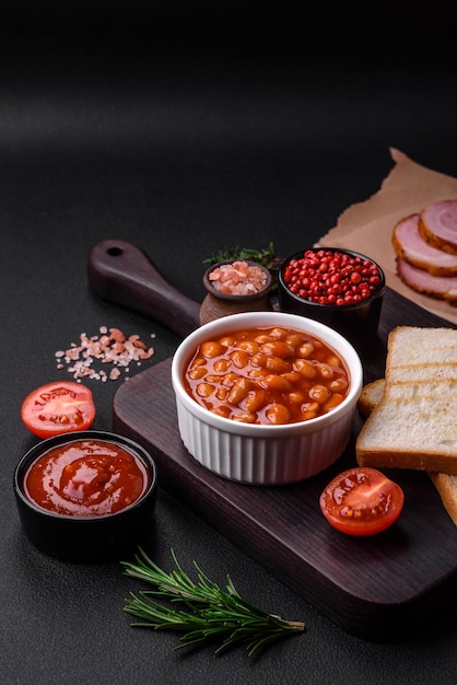 Deliciosos frijoles enlatados en un tomate en un tazón de cerámica blanca